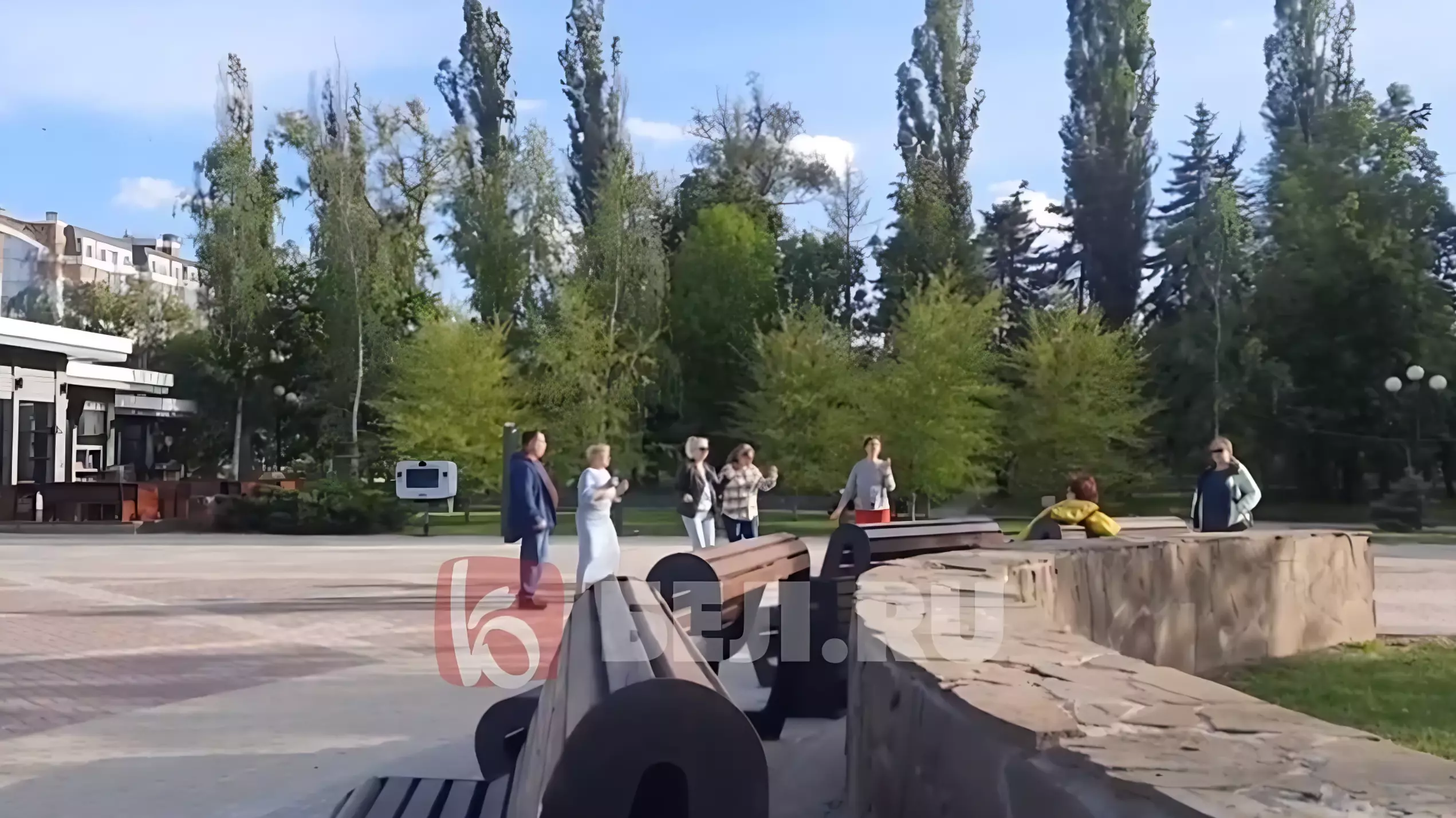 Смелые люди: белгородцы устроили танцы в парке Победы перед ракетной опасностью