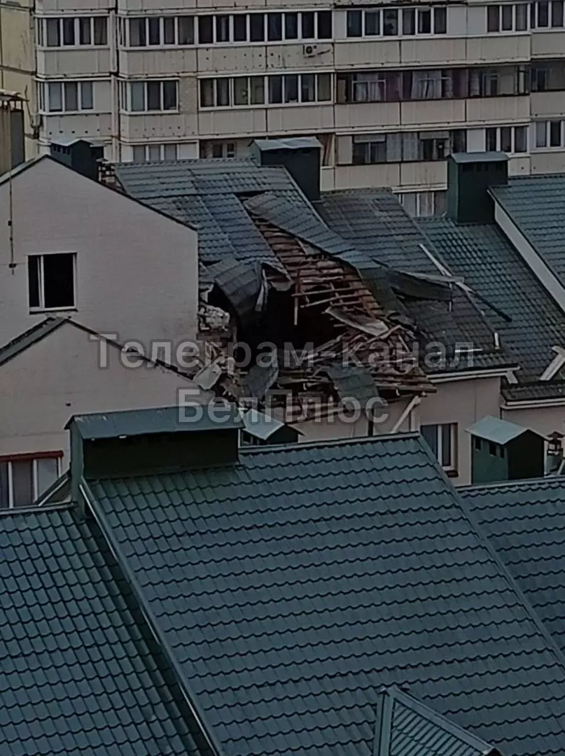 Повреждённая крыша МКД после обстрела ВСУ