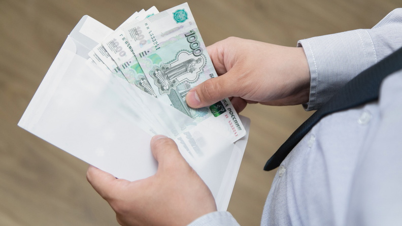 Экс-таможенник заплатит почти полмиллиона рублей за вымогательство взятки