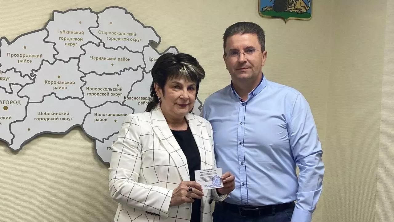 Новый депутат Анна Филимонова и председатель облизбиркома Игорь Лазарев