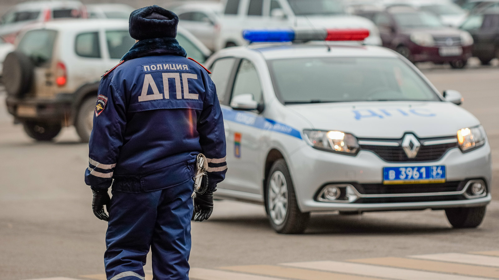 Сотрудник ДПС получил удар головой в грудь от переходившего дорогу белгородца