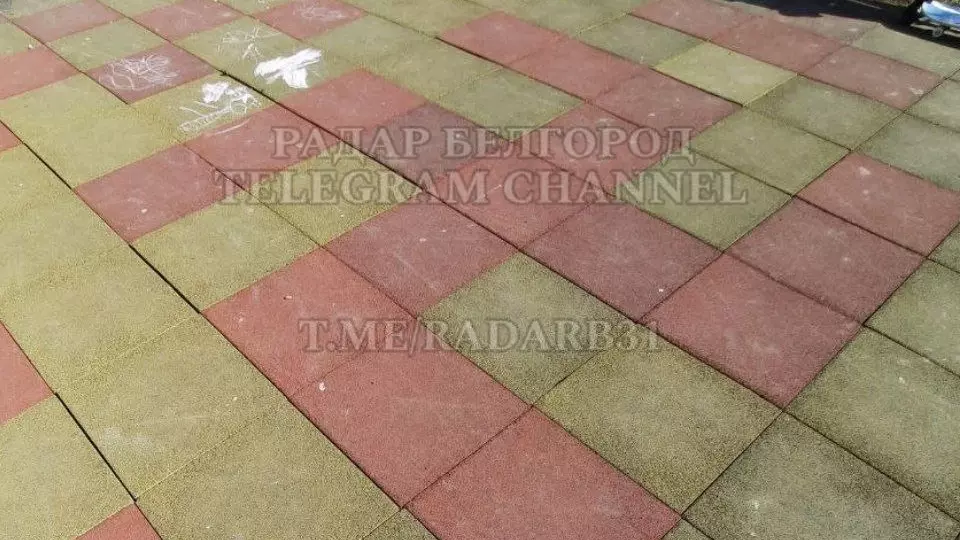 Белгородцы пожаловались на выложенную резиной свастику на детской площадке