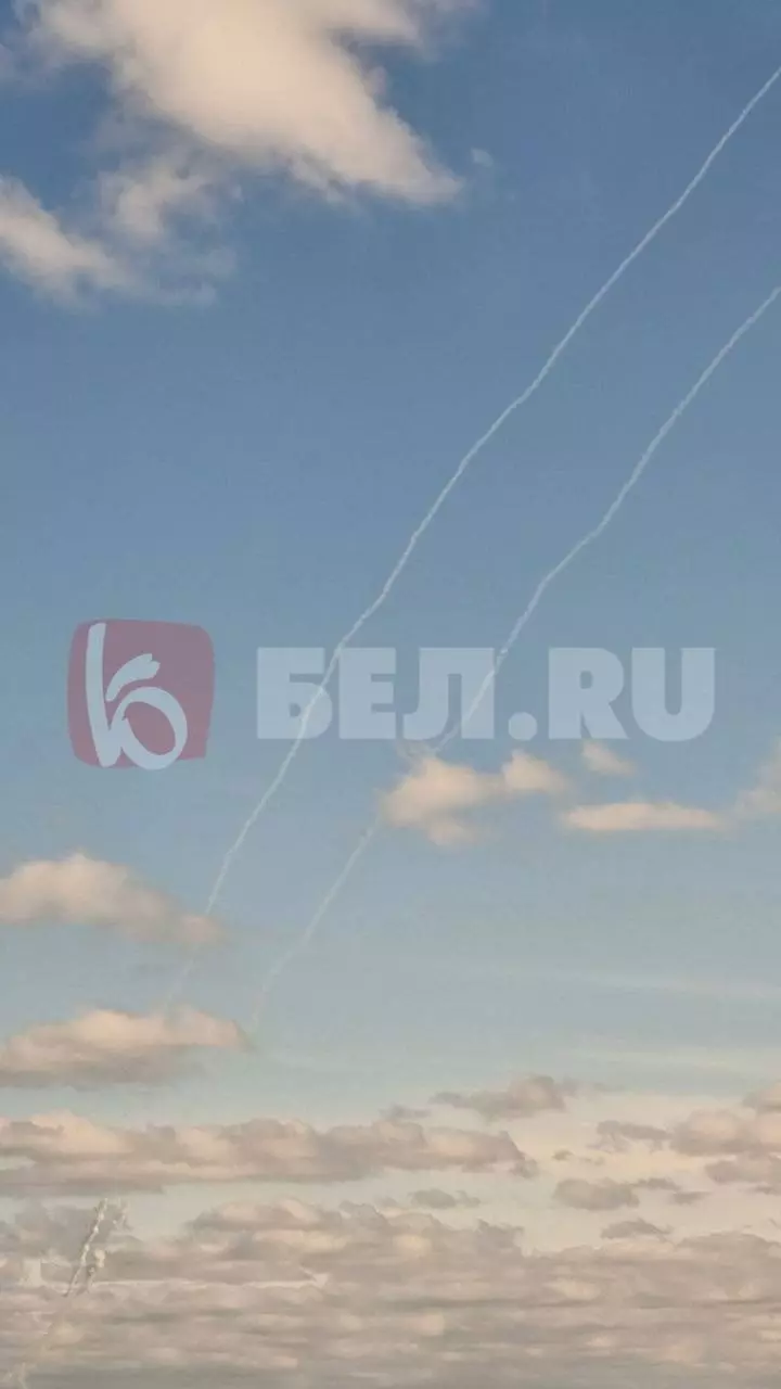 Следы в небе после взрывов в Белгороде