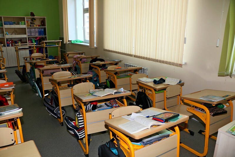 Учителей Белгорода заставляют навязывать платные экскурсии и страховки для детей