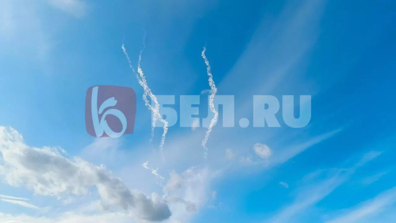 Следы в небе после взрывов в Белгороде