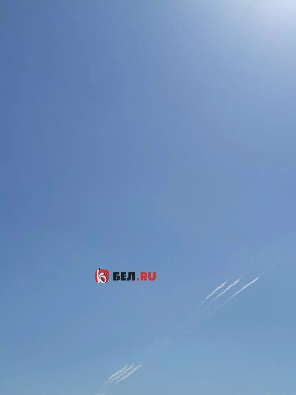 Следы в небе после громких звуков над Белгородом и объявления ракетной опасности
