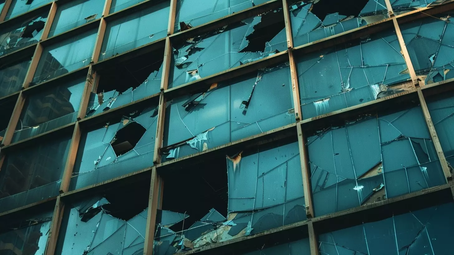 Фасад здания «Сити Молла» посекло после обстрела Белгорода