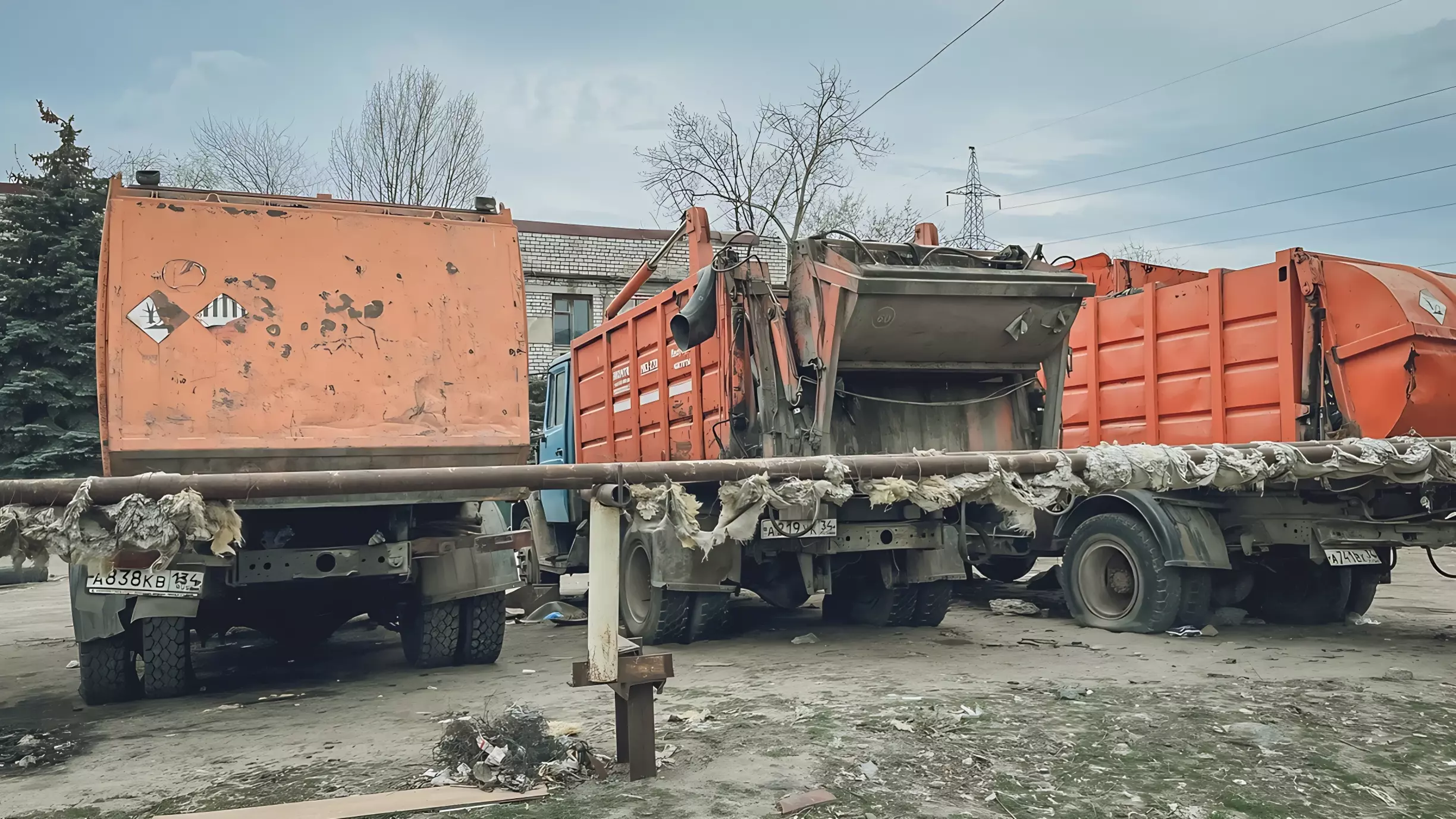 Белгородцы пожаловались на убитые дороги и сбои в графике вывоза мусора