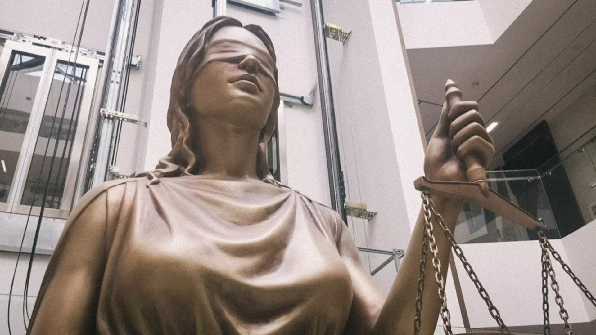 Статуя Фемиды в суде