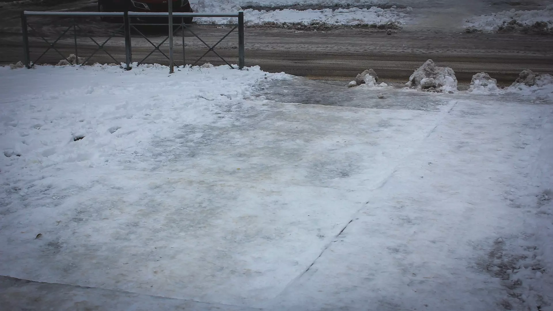 Лёд на тротуаре