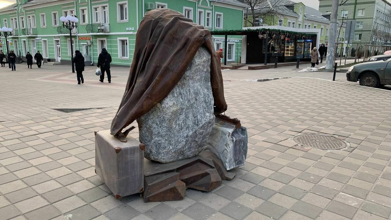 Гранит науки и нечто с чемоданами: топ-15 необычных скульптур Белгорода