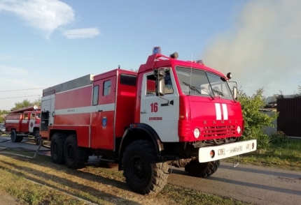 Автосервис с машинами сгорел в Белгородской области