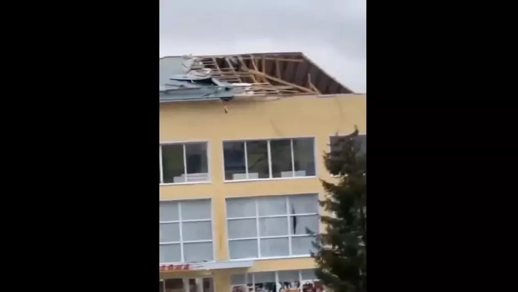 В Сети опубликовали видео с обрушенной из-за сильного ветра крышей