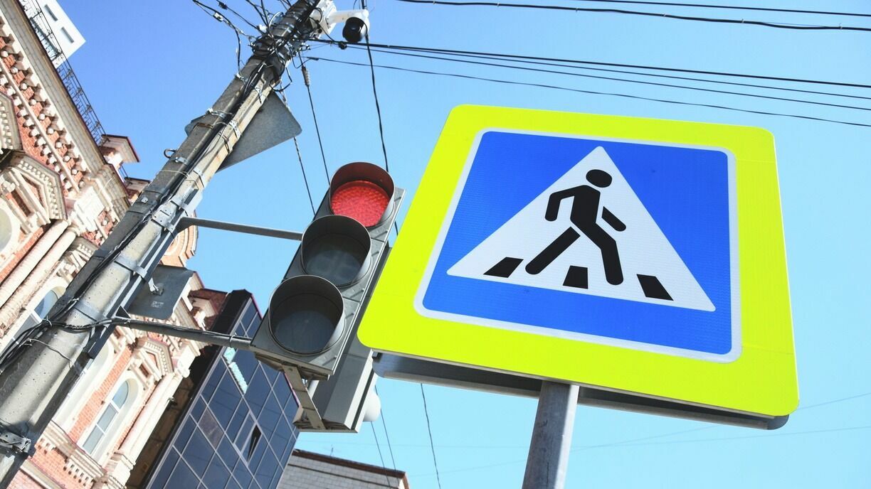 На улице Сумской в Белгороде водитель сбил светофор и скрылся