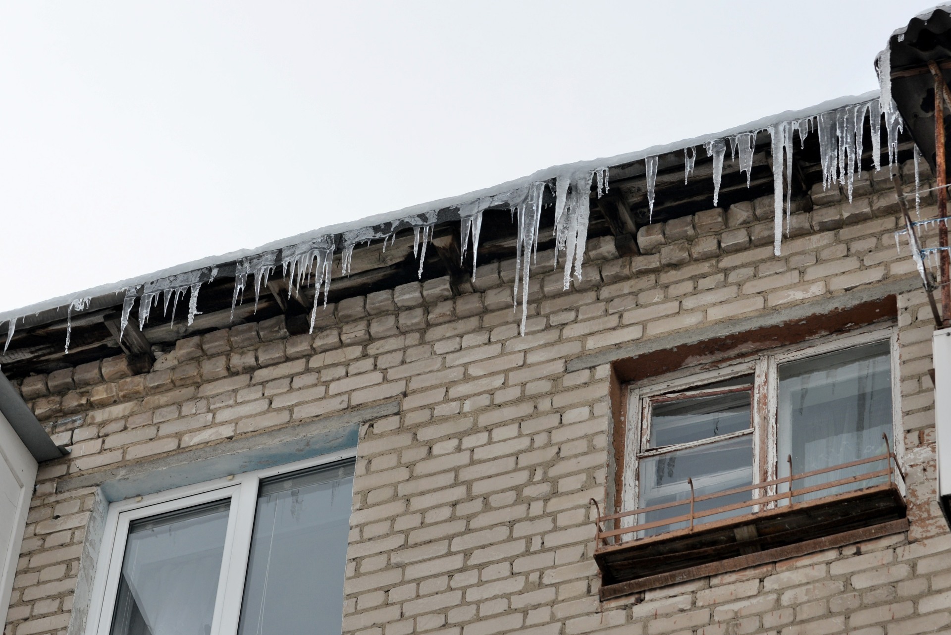 Коммунальщики взяли под контроль протекающие крыши Белгорода