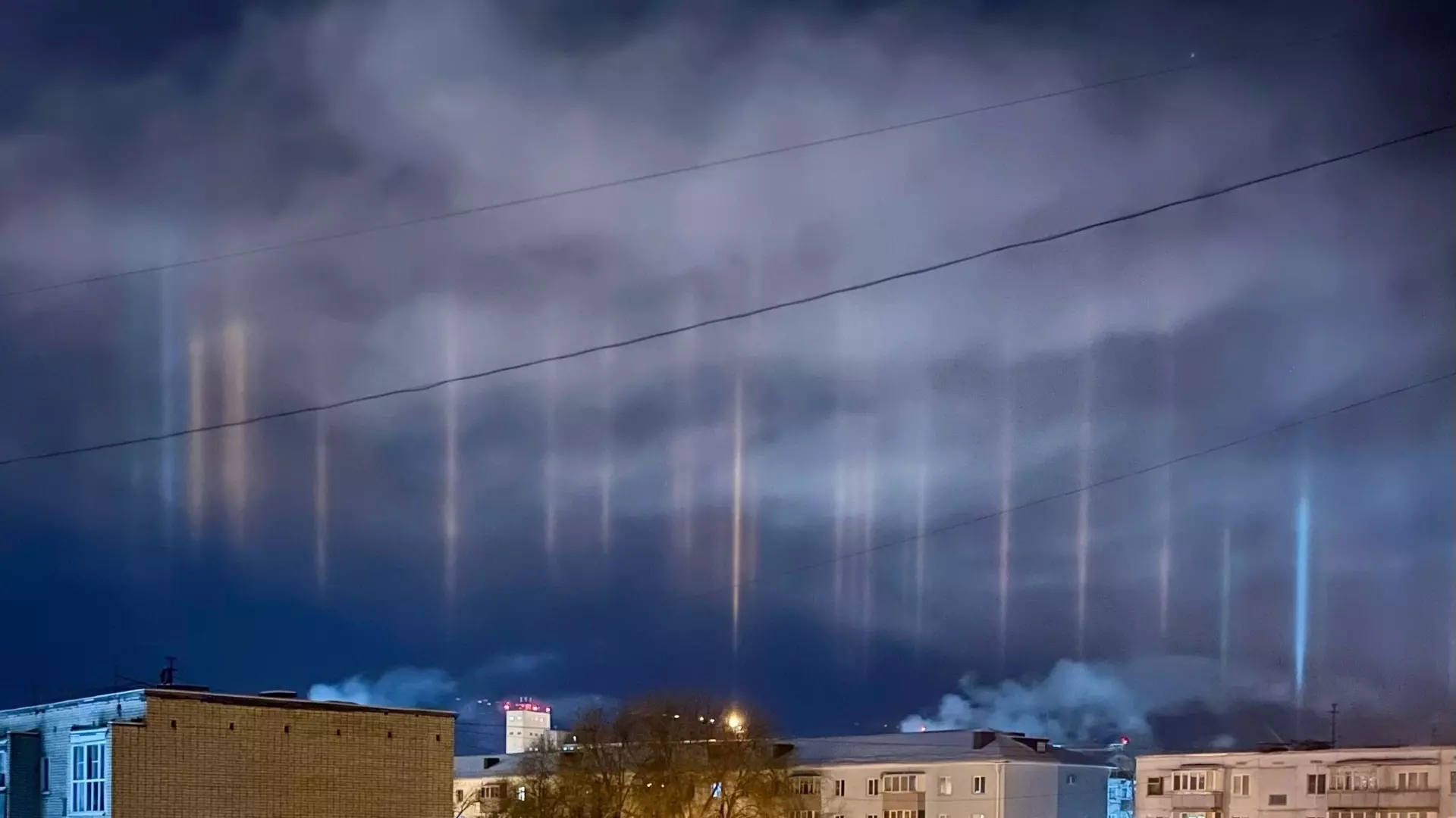 Белгородцам удалось запечатлеть морозные столбы в небе