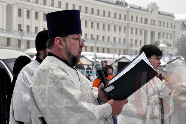 Сотни горожан прошли Крестным ходом в Рождество Христово в Белгороде