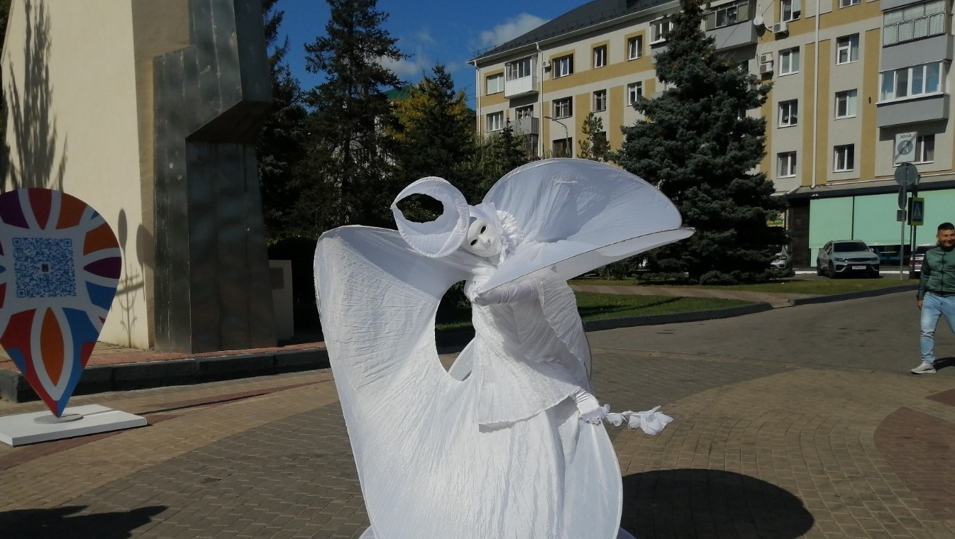 На мероприятии "Белгород в цвету" с танцами выступили "цветочные феи"