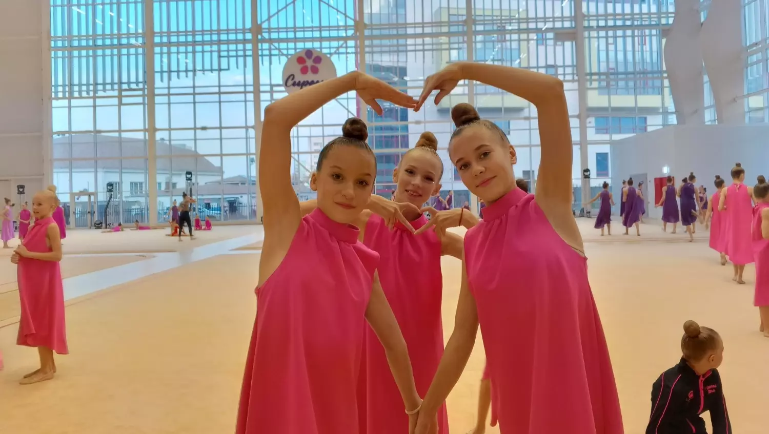 Воспитанницы центра художественной гимнастики "Сирень" в Белгороде