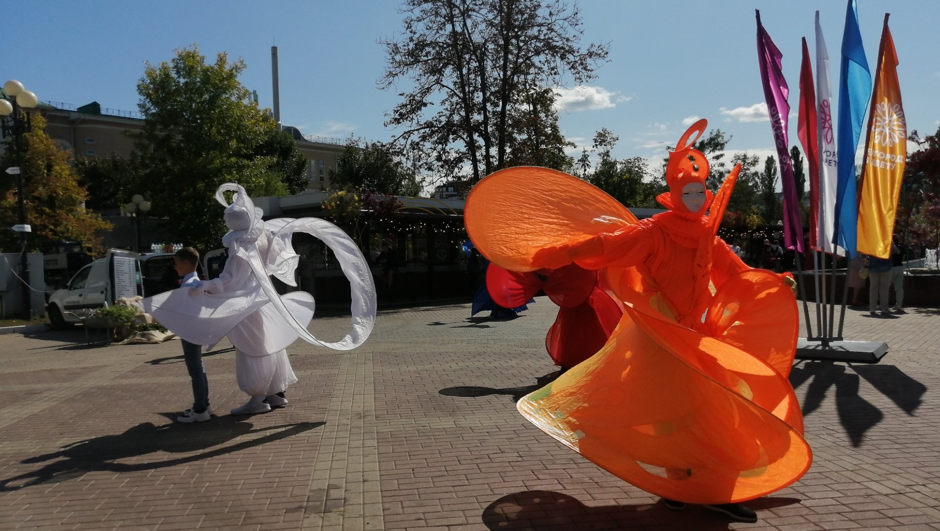 На мероприятии "Белгород в цвету" с танцами выступили "цветочные феи"