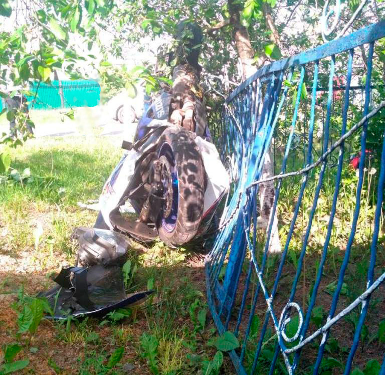 Мотоциклист погиб в Белгородской области после столкновения с забором