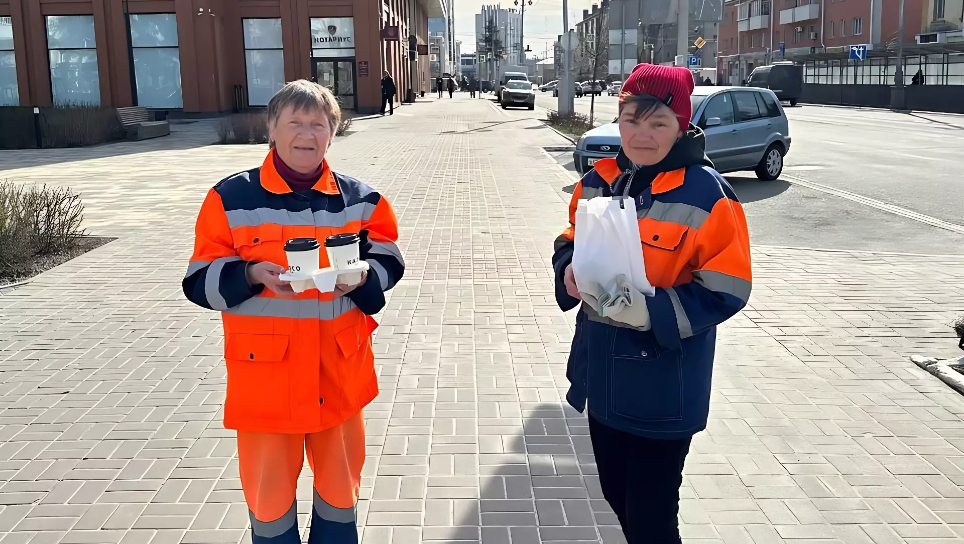 Активист из Белгорода купил дворникам печенье с кофе и поделился этим в Сети