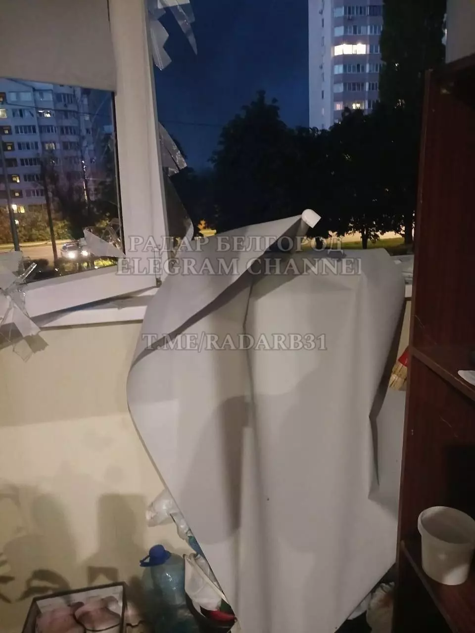 Разбитое окно после взрывов в Белгороде