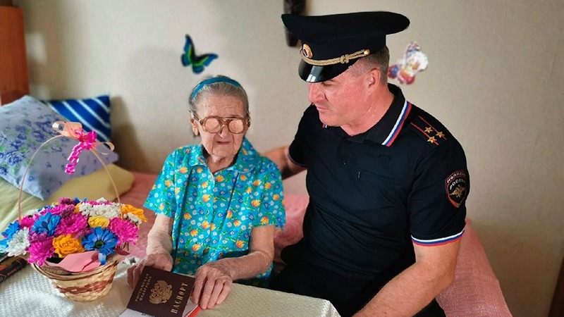 В Белгороде вручили паспорт гражданина РФ 94-летней женщине из ЛНР