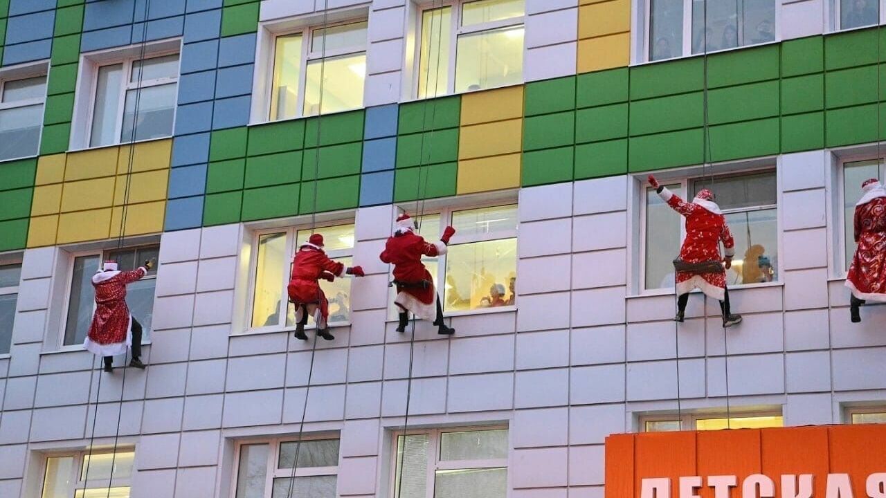 В Белгороде Деды Морозы спустились к детям с крыши больницы
