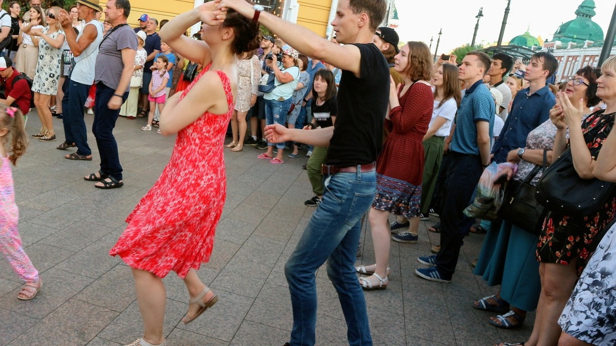 В мэрии Белгорода рассказали, кто выбирает музыку для «Элегантной дискотеки»