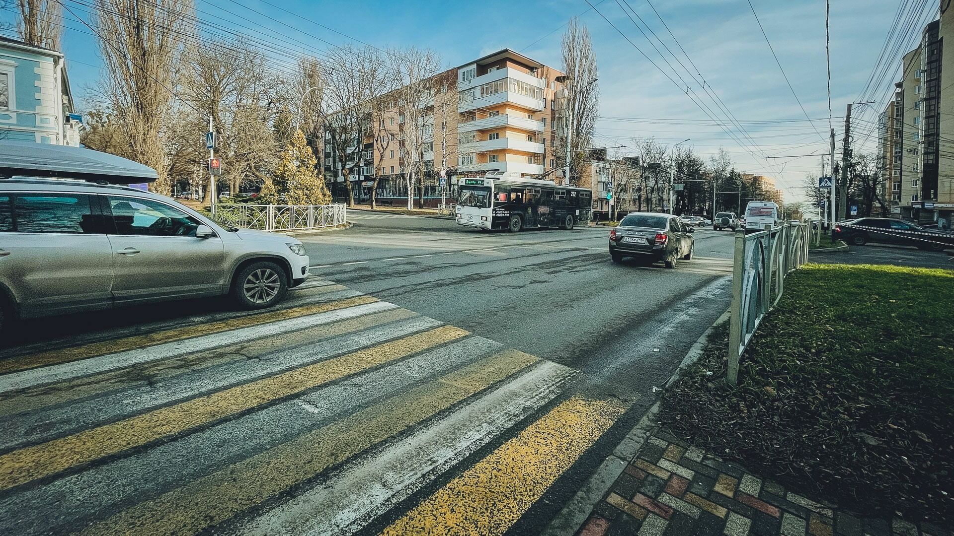 Белгородца оскорбил пешеходный переход «в цветах георгиевской ленточки»