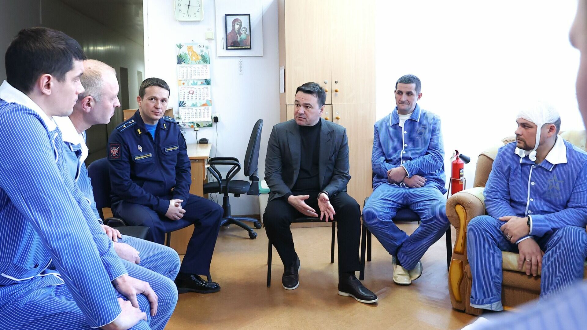 Глава Подмосковья навестил участников СВО, проходящих лечение в военном госпитале