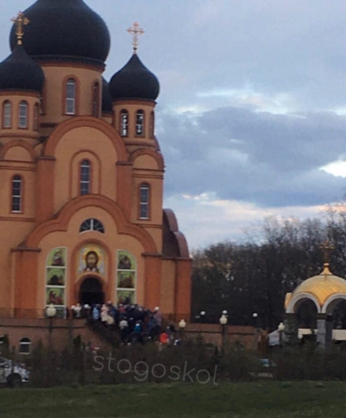 В Белгороде и Старом Осколе в храмы выстроились огромные очереди