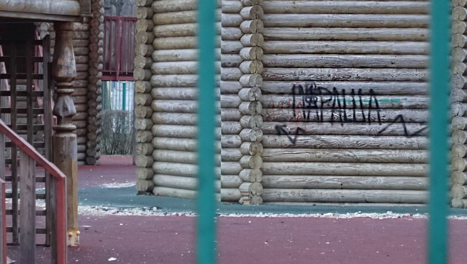 Закрытую детскую площадки в центре Белгорода оккупировали агрессивные подростки