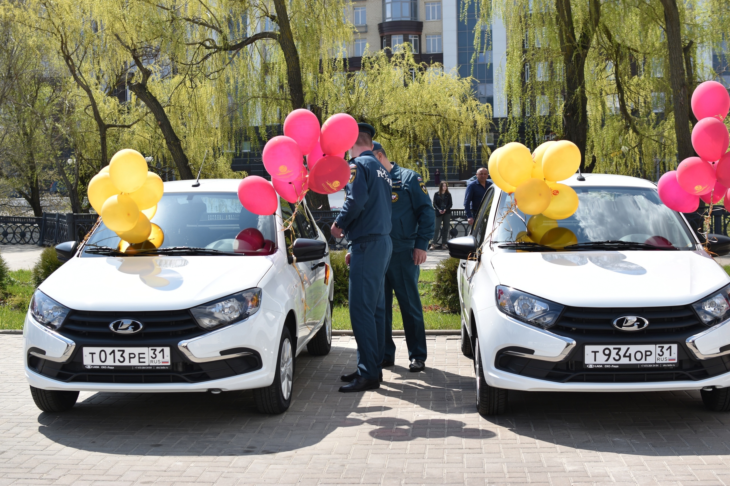 В Белгороде на выставке техники МЧС подарили две легковые машины