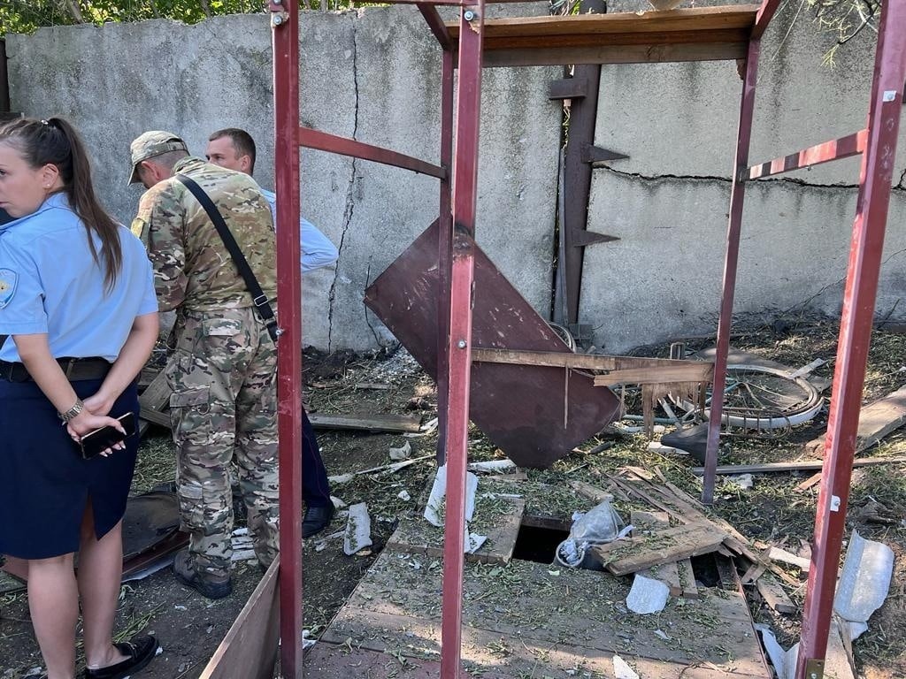Беспилотник ВСУ уничтожил уличный туалет 