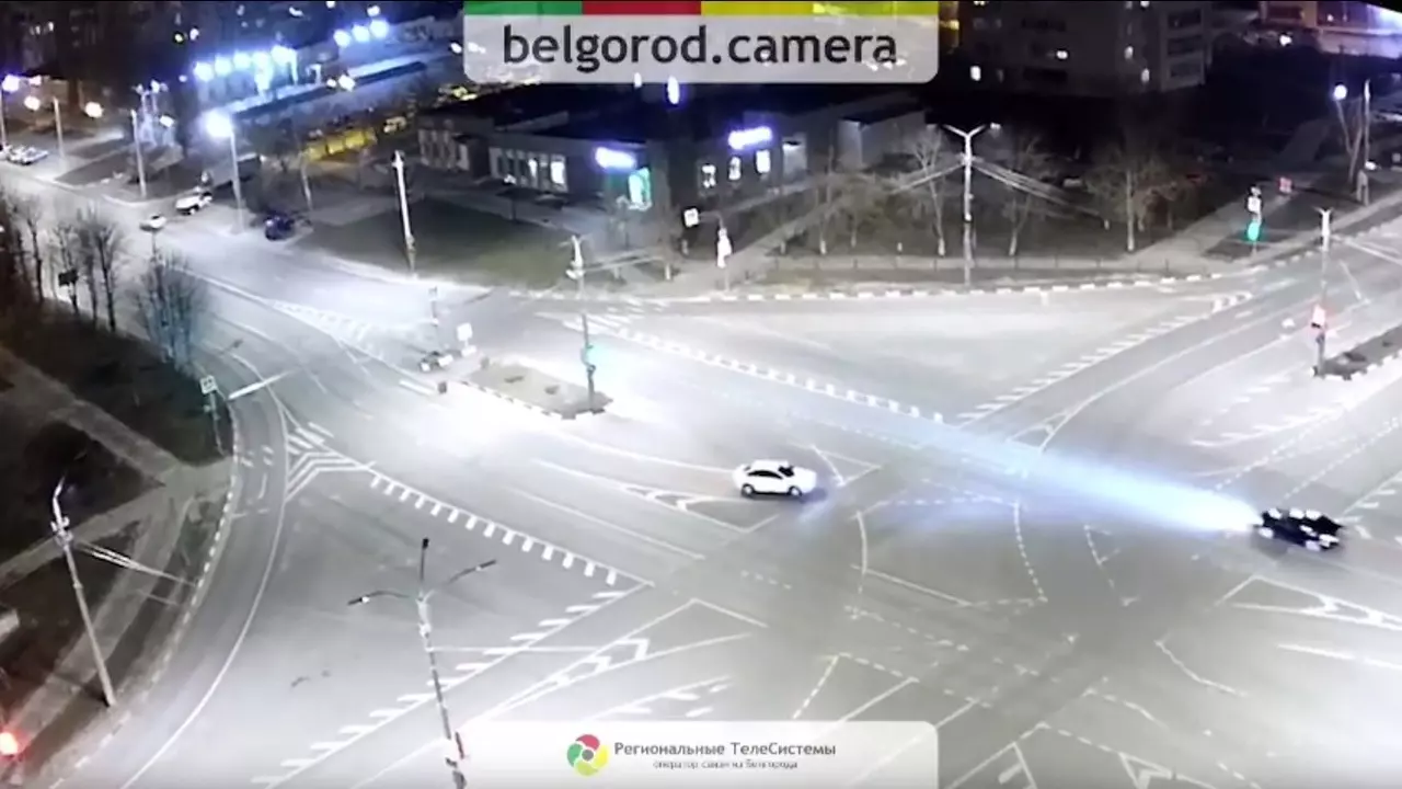 На месте падения боеприпаса в Белгороде «взлетают» машины