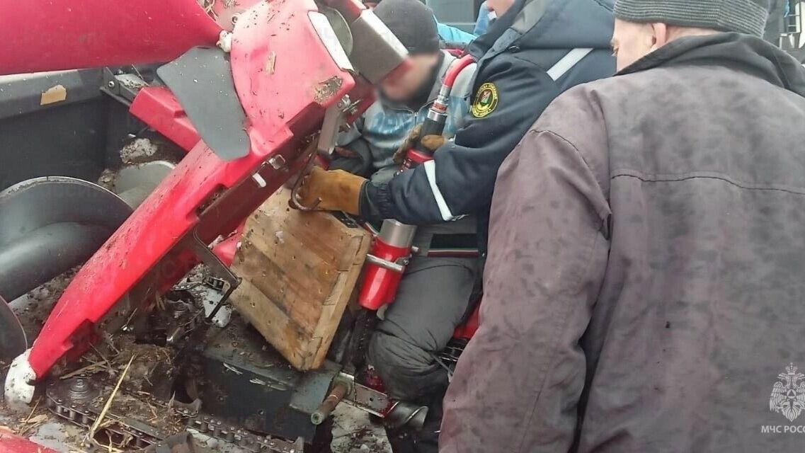 В Белгородской области при уборке урожая ноги механизатора затянуло в комбайн