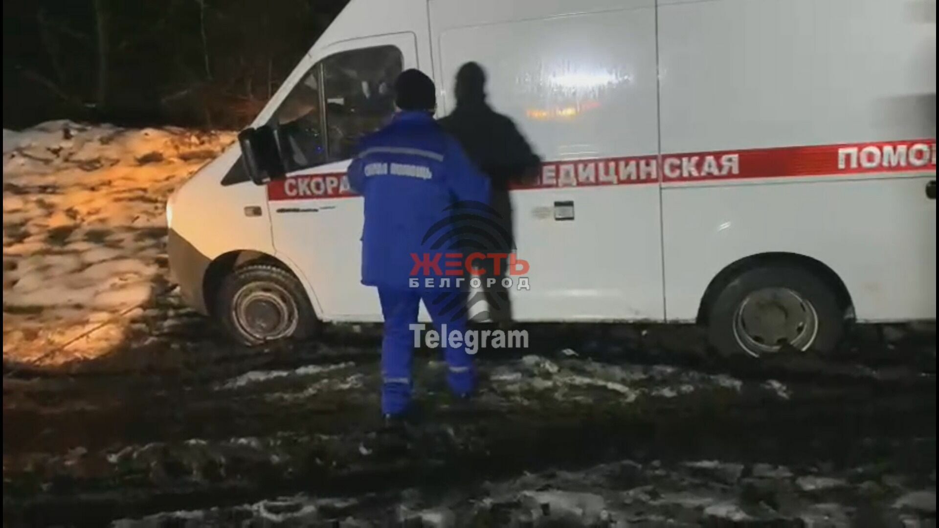 Машина скорой помощи в Белгородской области застряла на грунтовой дороге