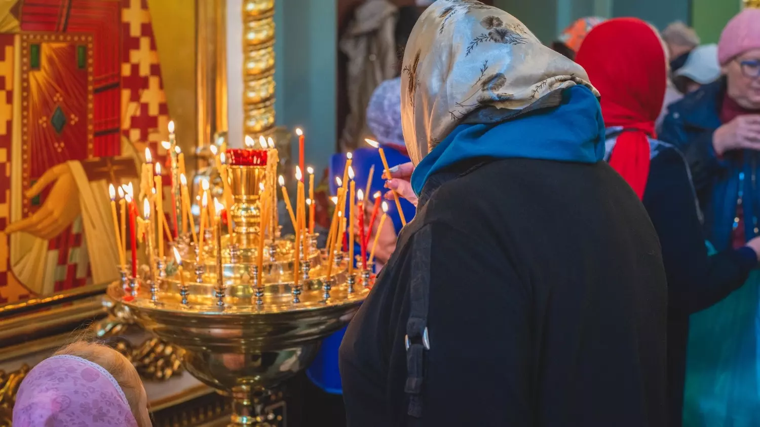 Вербное воскресенье православные проводят в молитве. В этот день лучше отказаться от домашних дел, также запрещается ссориться и ругаться.
