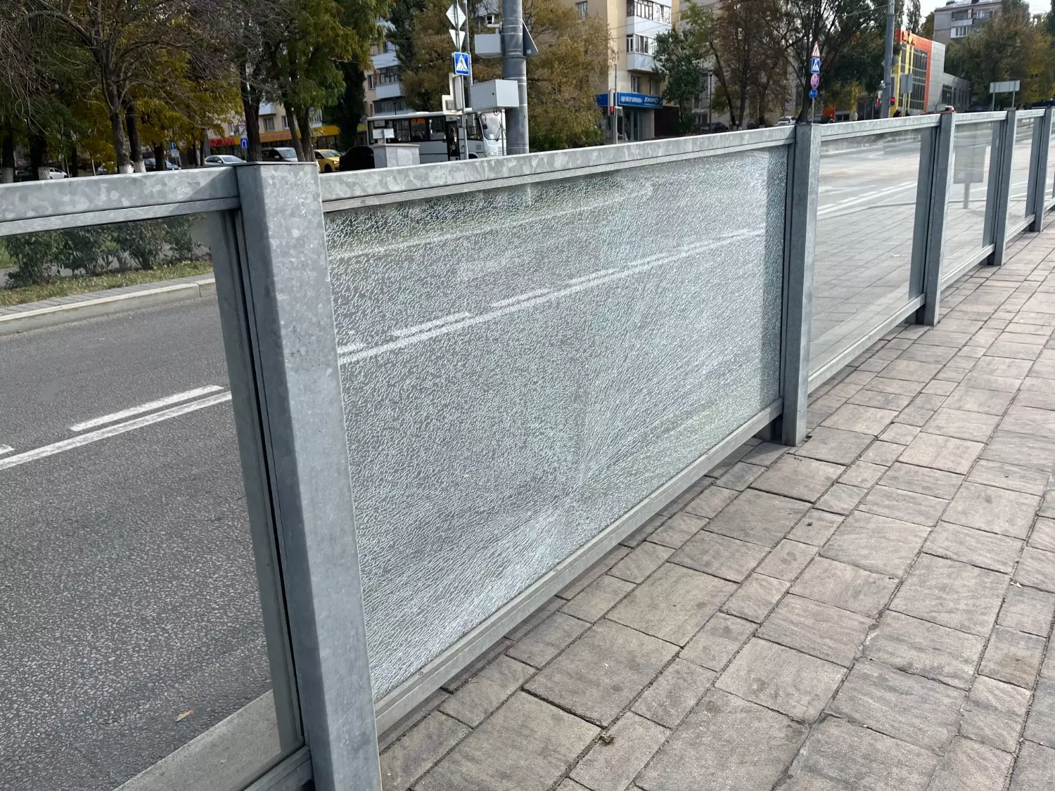 Разбитое стекло на остановке в Белгороде