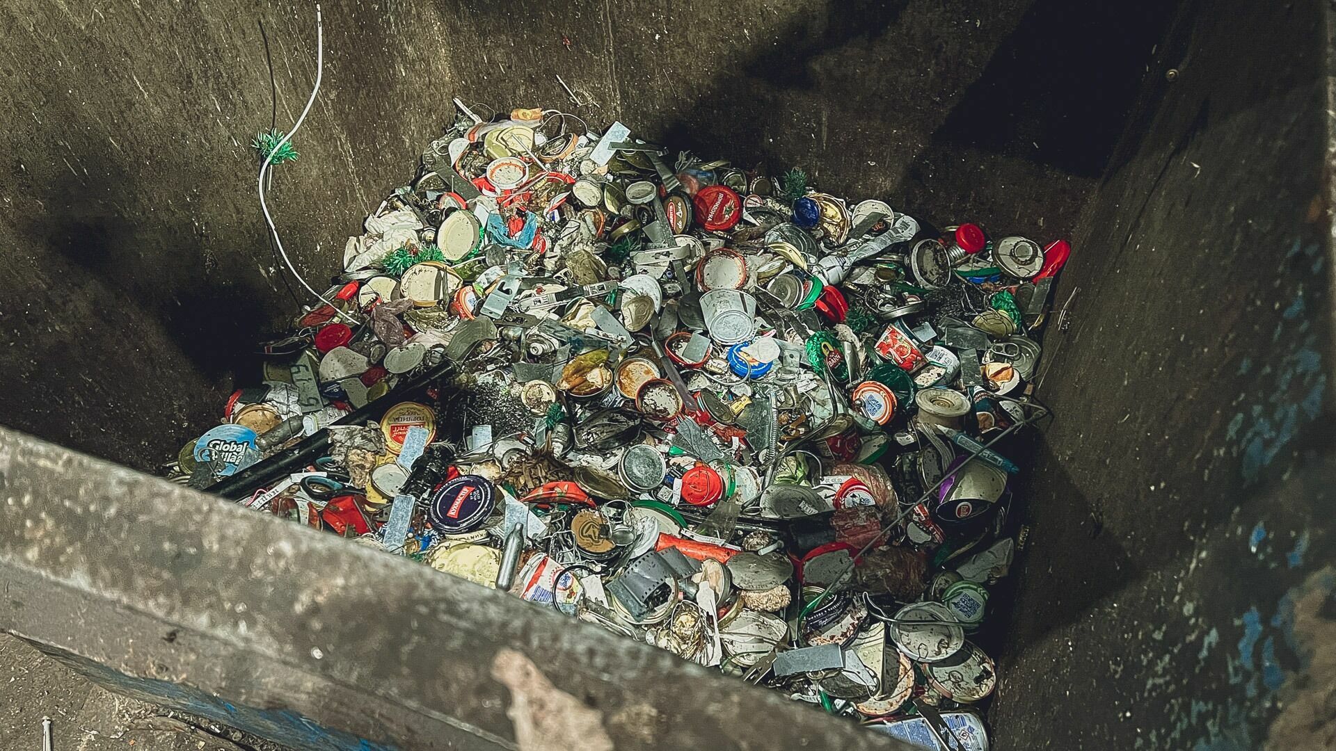 Сотрудники белгородского «Флагмана» пожаловались на ручную сортировку мусора