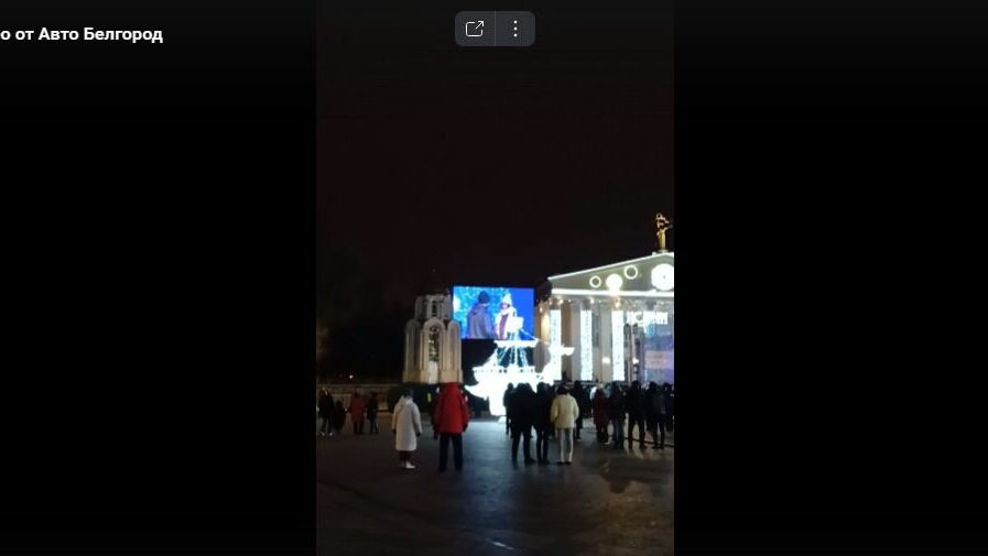 На Соборной площади в Белгороде мужчина сделал любимой предложение
