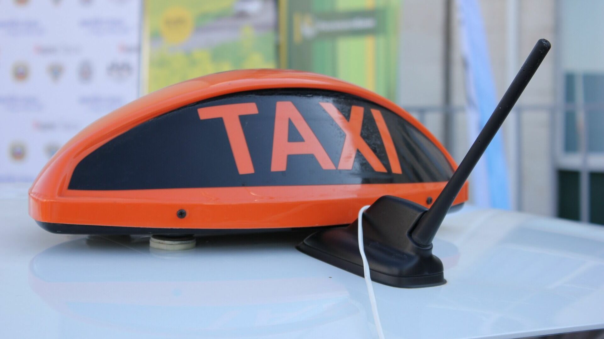 Старооскольский таксист хотел за деньги вернуть пассажирке забытые ею документы
