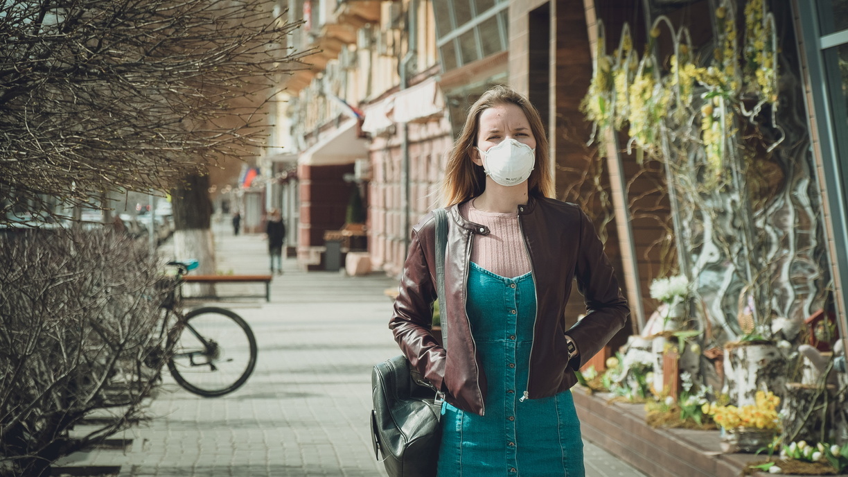 Россиянам посоветовали не носить защитные маски на улице
