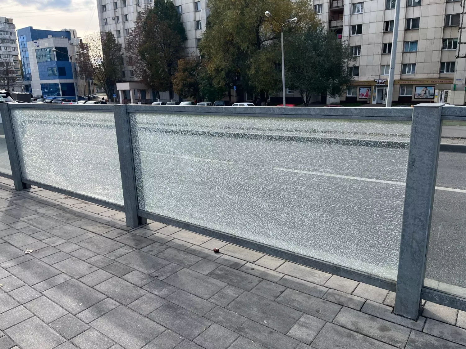 Разбитые и выбитые стёкла на остановке в Белгороде