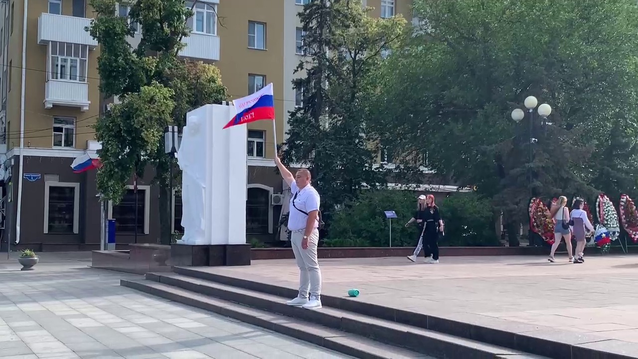 Мужчина с флагом «Мы русские, с нами бог» вышел к Вечному огню в Белгороде