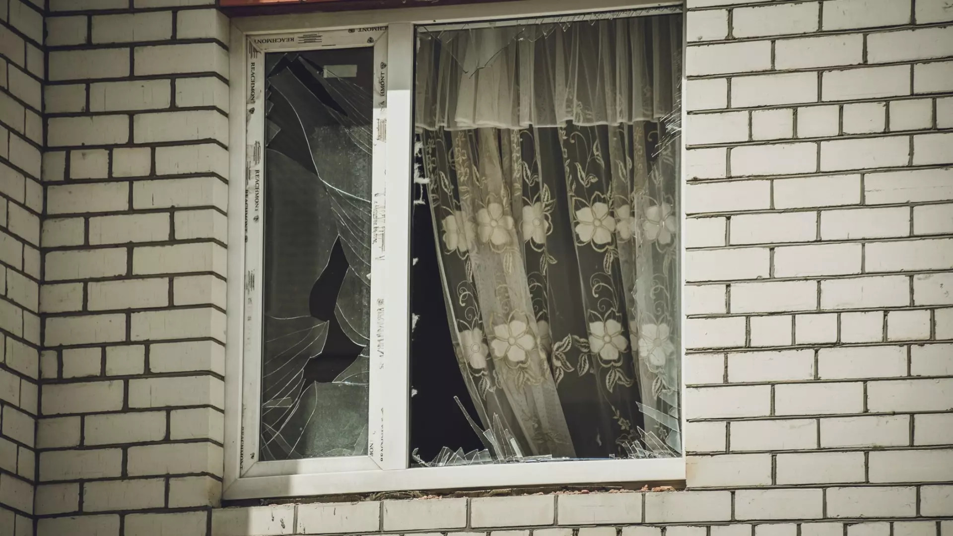 Разбитое окно, фото тематическое