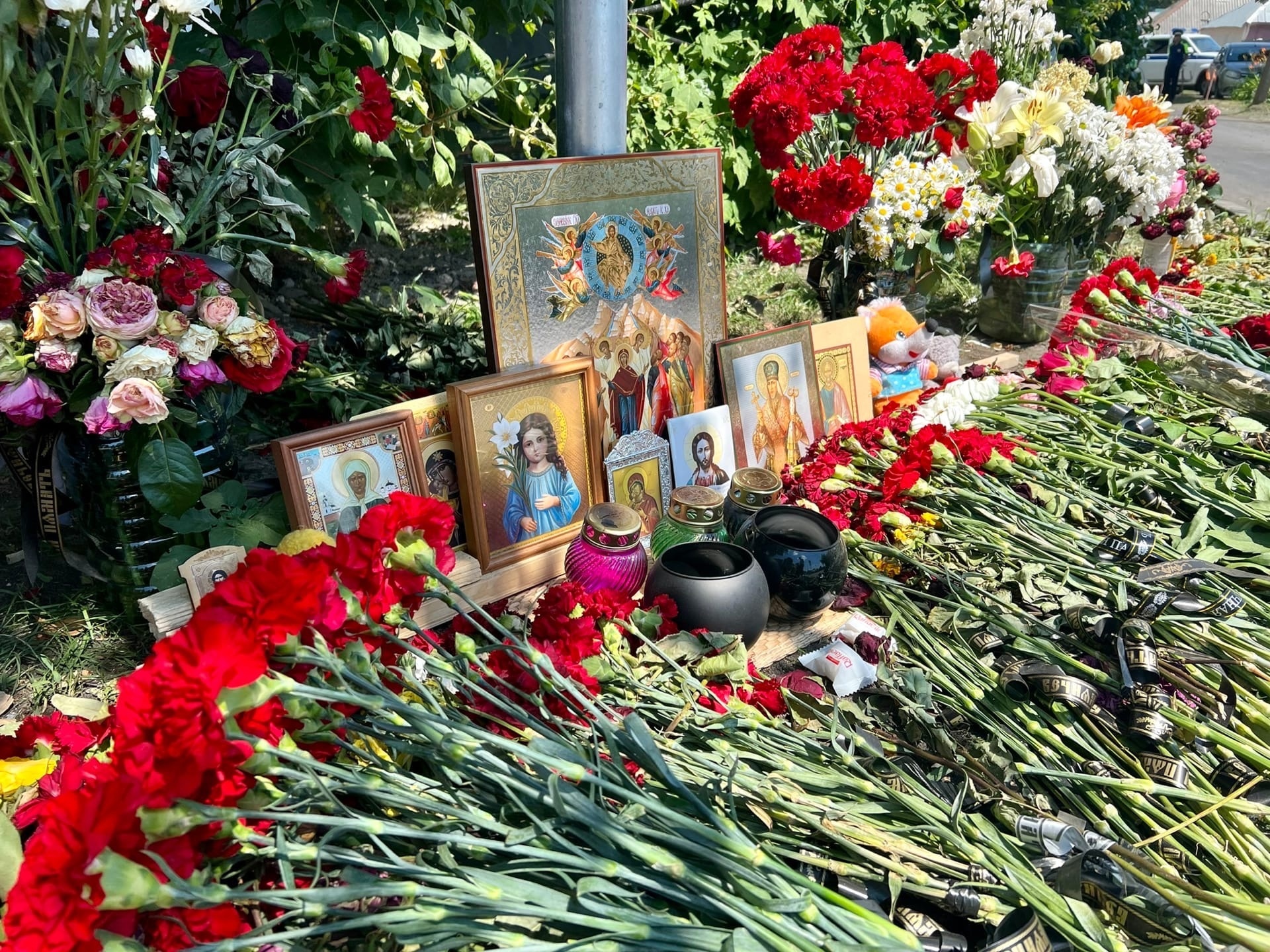 Белгородцы продолжают нести цветы к народному мемориалу у места взрыва