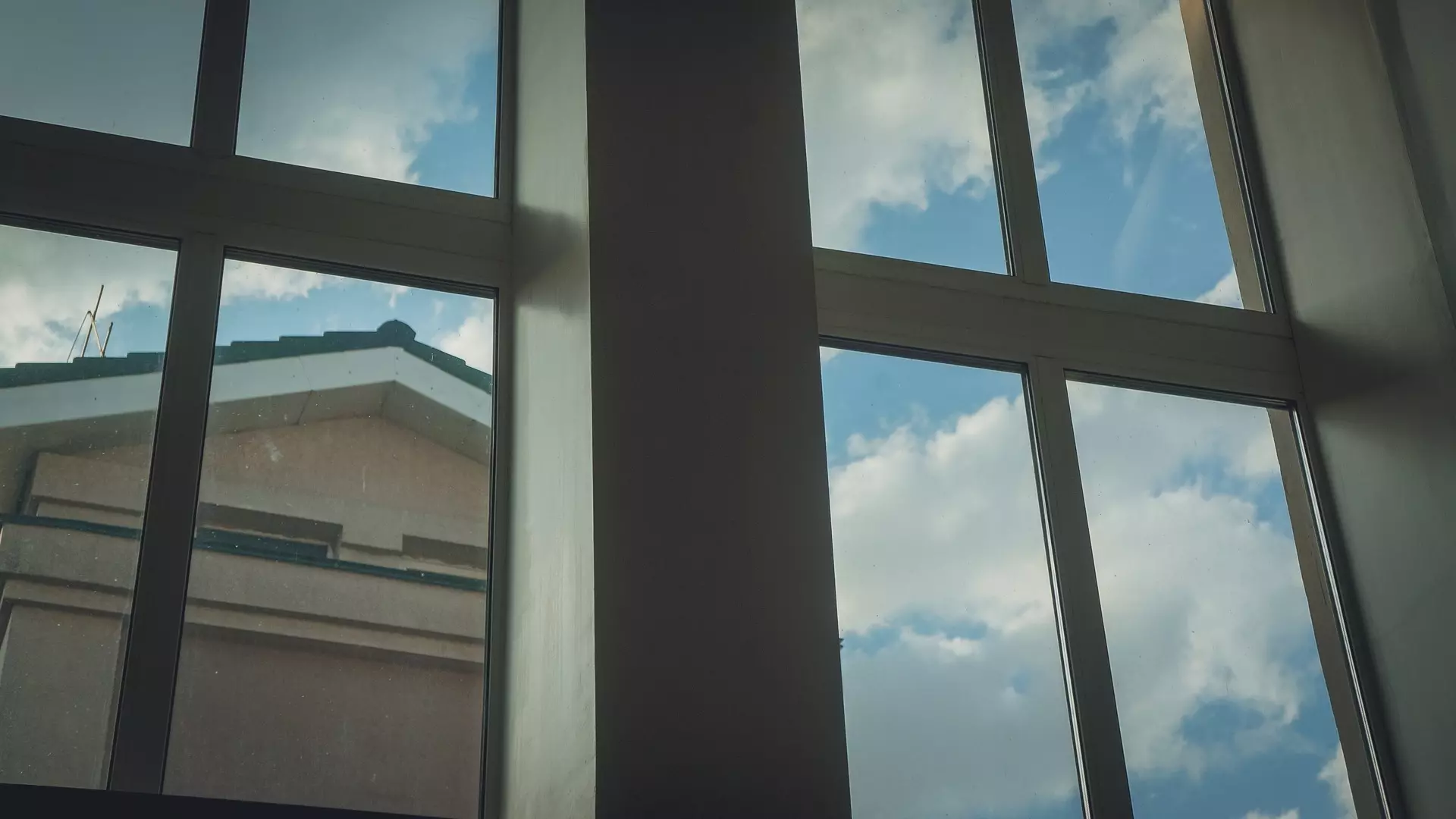 Белгородцам рассказали, как украсить окна в школах без вреда для бронеплёнки